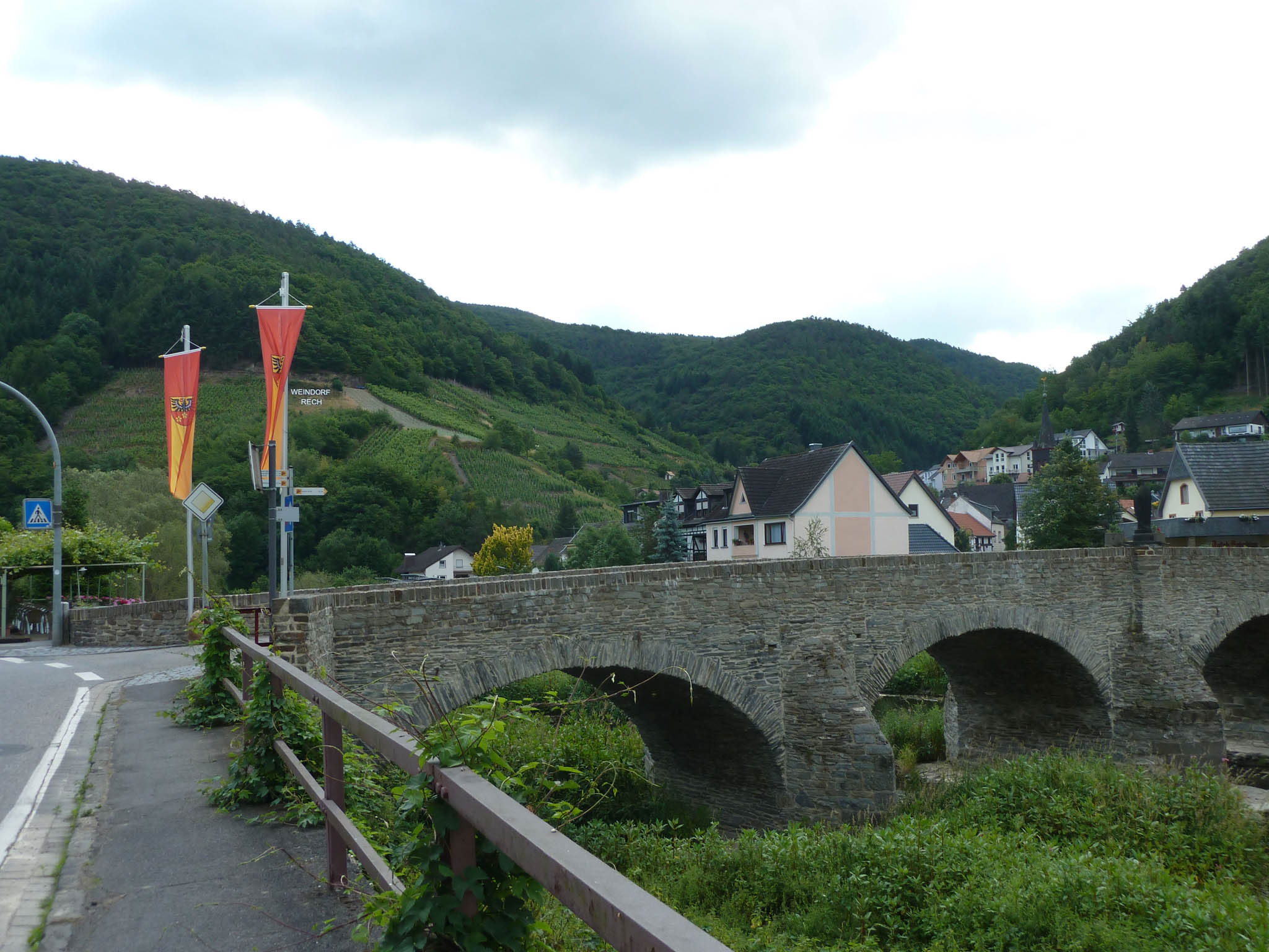 Romantische alte Steinbrücke mit Brückenheiligem